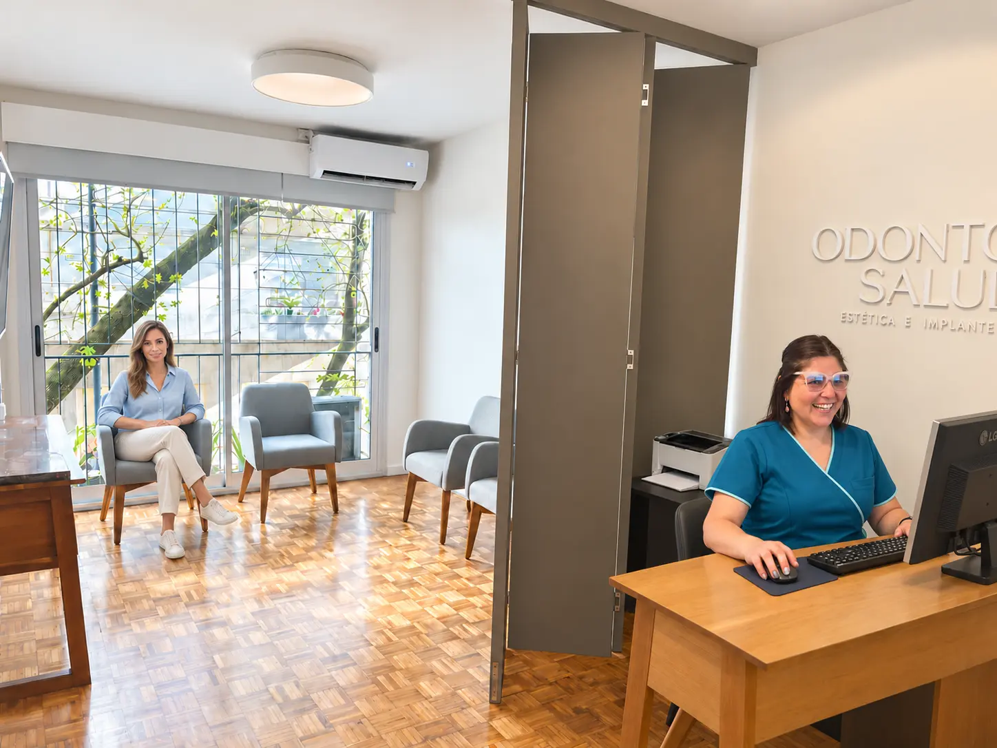 Paciente en la sala de espera y Cecilia en la recepción de Odonto Salud